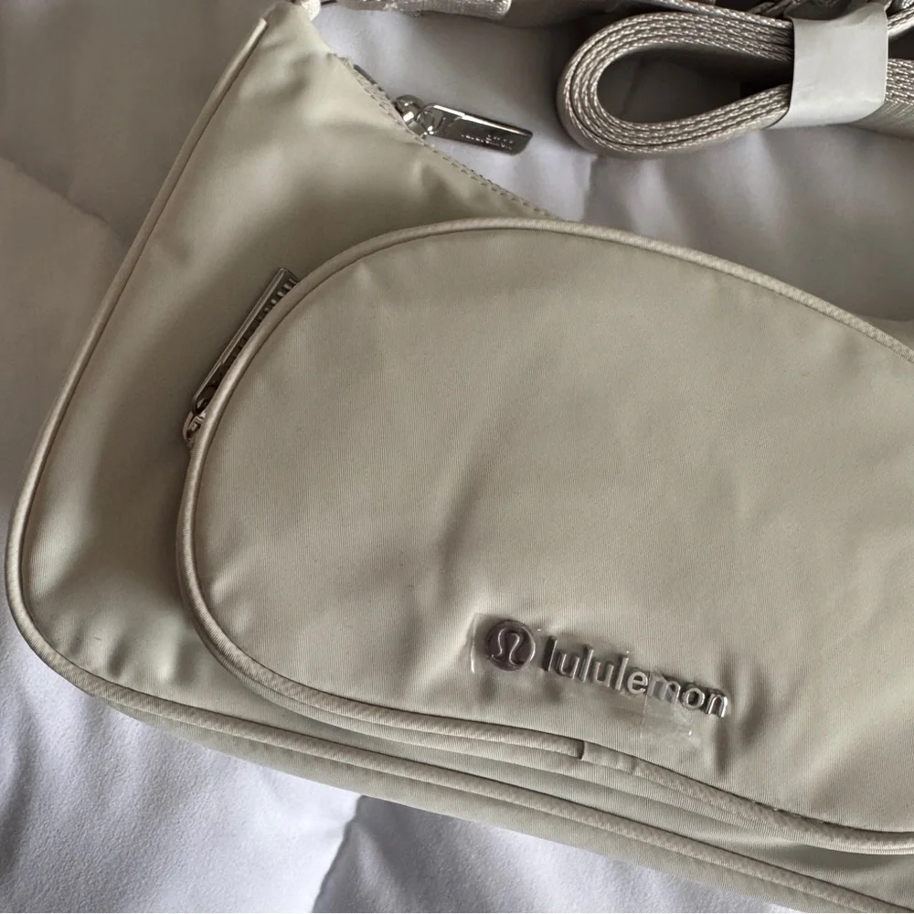 🆕✨ Lululemon Crossbody Bag with Nano Pouch - Bone